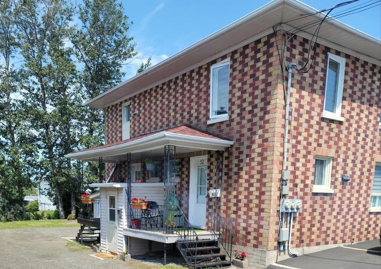 Lower Level Apt 6Ft High Close To Hwy Netflix Wifi Appartement Edmundston Buitenkant foto