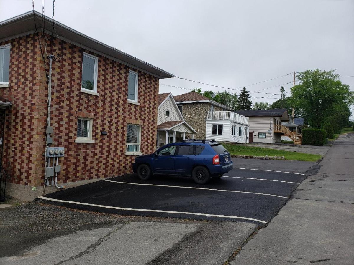 Lower Level Apt 6Ft High Close To Hwy Netflix Wifi Appartement Edmundston Buitenkant foto